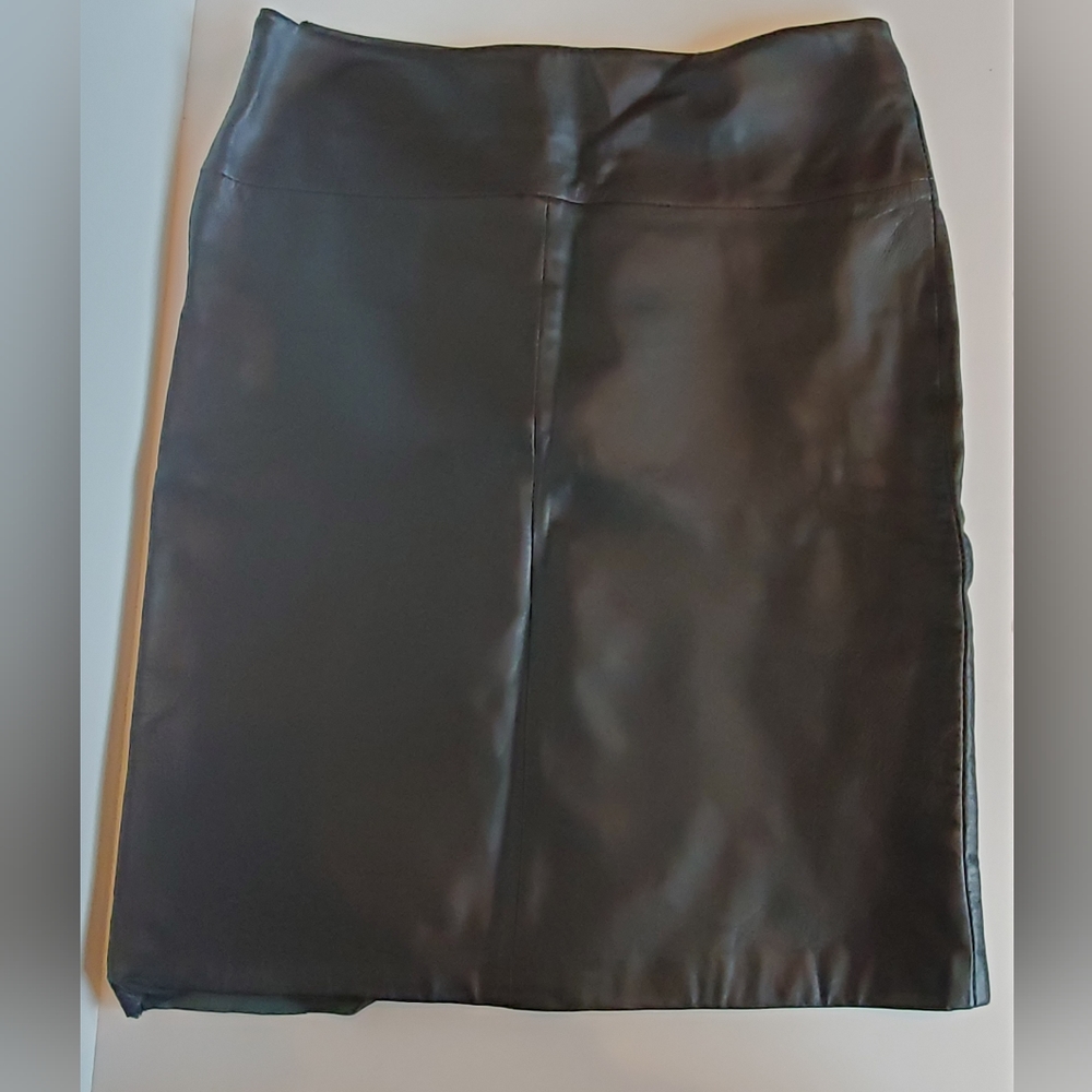 Guess brand real leather skirt! Size 4.